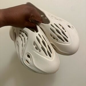 Yeezy Foam Runner' mens 6/women’s 8